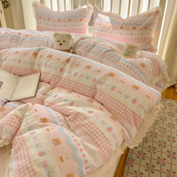 91家纺网 家纺一手货源 找家纺 繁花家居 2025新款镂空白色花边直播热款四件套 软萌草莓熊