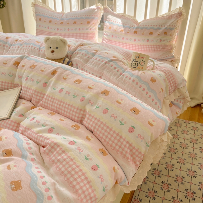 91家纺网 家纺一手货源 找家纺 繁花家居 2025新款镂空白色花边直播热款四件套 软萌草莓熊