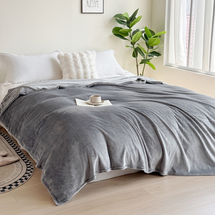 91家纺网 家纺一手货源 找家纺 卡琪曼 2025新款牛奶绒抗菌防螨毛毯毯子系列 高级灰