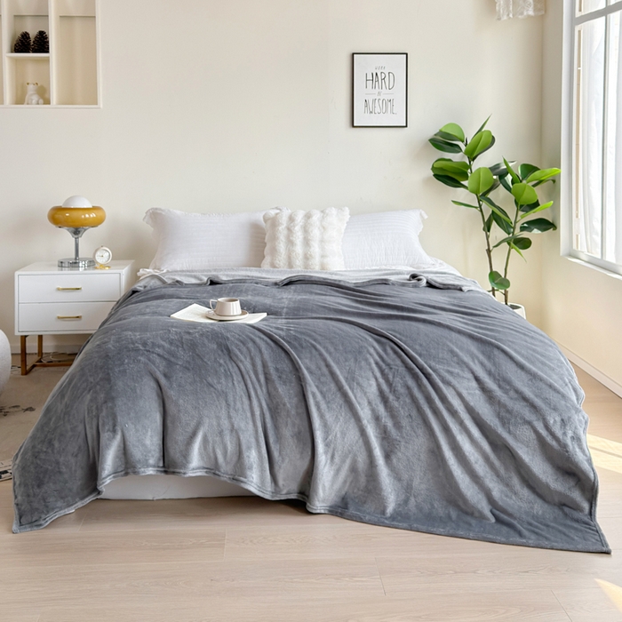 91家纺网 家纺一手货源 找家纺 卡琪曼 2025新款牛奶绒抗菌防螨毛毯毯子系列 高级灰