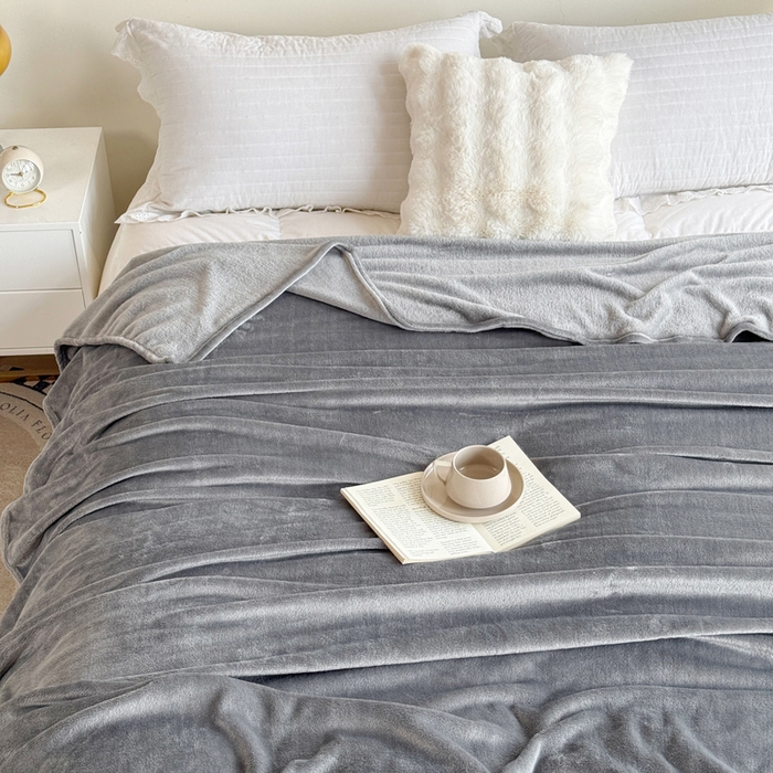 91家纺网 家纺一手货源 找家纺 卡琪曼 2025新款牛奶绒抗菌防螨毛毯毯子系列 高级灰