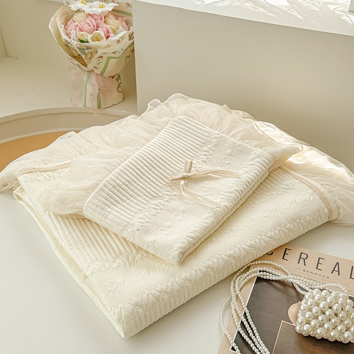 91家纺网 家纺一手货源 找家纺 （总）蓝邻家纺 2025春夏新款PE提花海岛皱花边织带款凉席系列-场景二