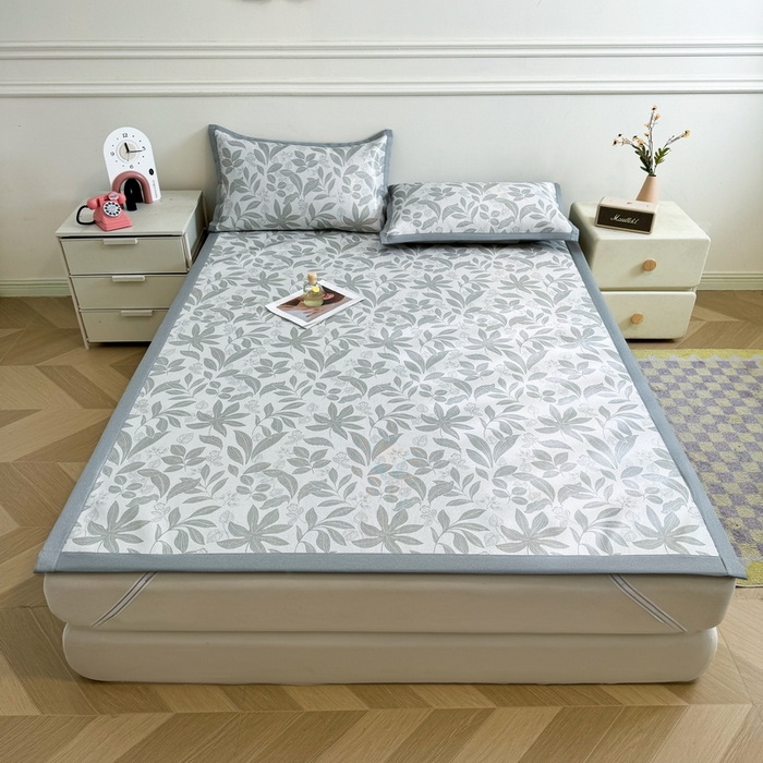 91家纺网 家纺一手货源 找家纺 （总）LIFE.丽芙 2025春夏季新品数码印花冰藤凉席平铺冰丝凉席印花小清新绑带款三件套（风格二）