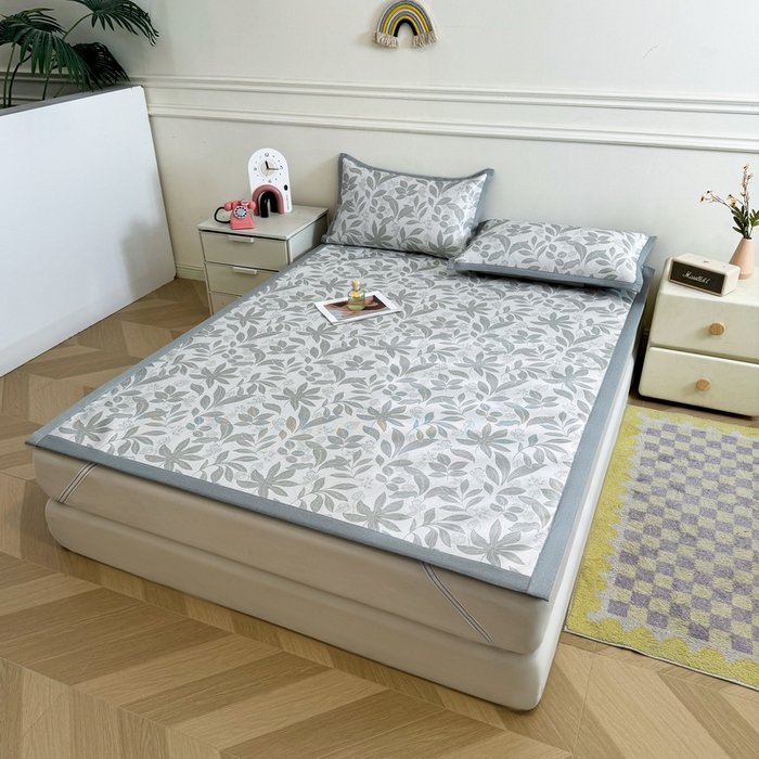 91家纺网 家纺一手货源 找家纺 （总）LIFE.丽芙 2025春夏季新品数码印花冰藤凉席平铺冰丝凉席印花小清新绑带款三件套（风格二）