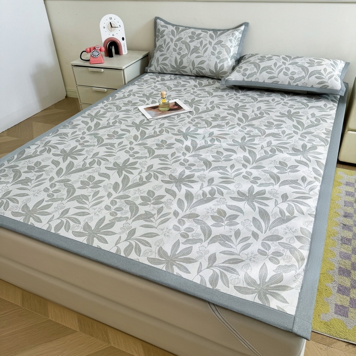 91家纺网 家纺一手货源 找家纺 （总）LIFE.丽芙 2025春夏季新品数码印花冰藤凉席平铺冰丝凉席印花小清新绑带款三件套（风格二）