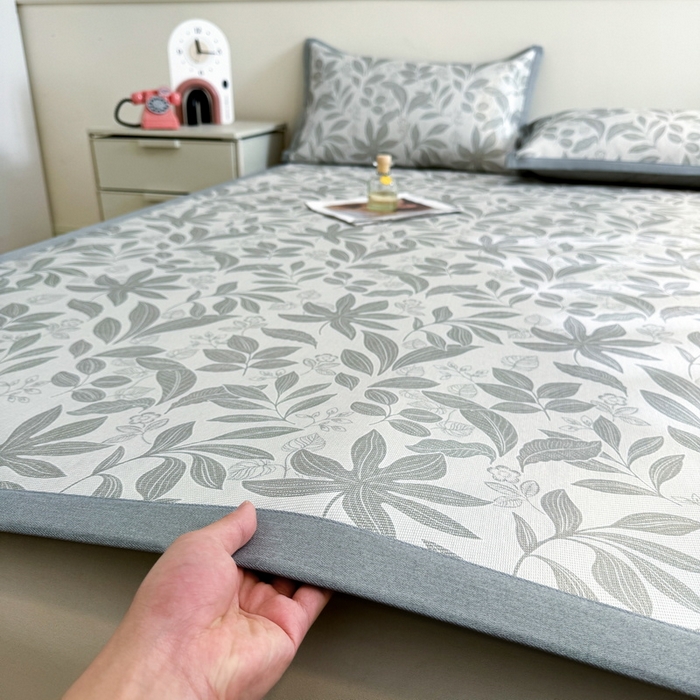 91家纺网 家纺一手货源 找家纺 （总）LIFE.丽芙 2025春夏季新品数码印花冰藤凉席平铺冰丝凉席印花小清新绑带款三件套（风格二）