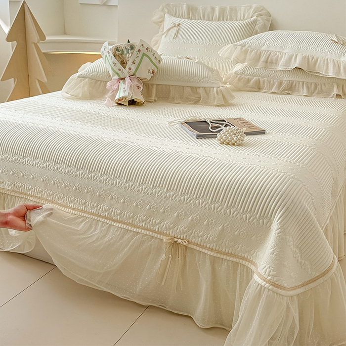 蓝邻家纺 2025春夏新款PE提花海岛皱花边织带款凉席系列-场景二 羽希-米白