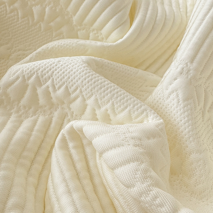 91家纺网 家纺一手货源 找家纺 蓝邻家纺 2025春夏新款PE提花海岛皱花边织带款凉席系列-场景二 羽希-米白