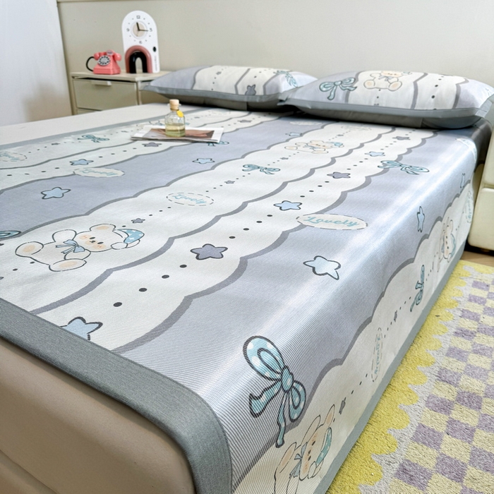 91家纺网 家纺一手货源 找家纺 （总）LIFE.丽芙 2025春夏季新品数码印花冰藤凉席平铺冰丝凉席印花小清新绑带款三件套（风格二）