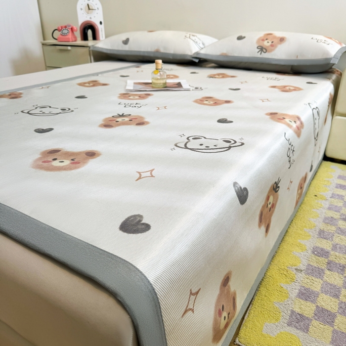 91家纺网 家纺一手货源 找家纺 LIFE.丽芙 2025春夏季新品数码印花冰藤凉席平铺冰丝凉席印花小清新绑带款三件套（风格二） 黄油小熊