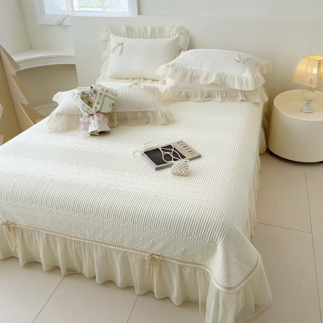 91家纺网 家纺一手货源 找家纺 蓝邻家纺 2025春夏新款PE提花海岛皱花边织带款凉席系列-场景二 羽希-米白