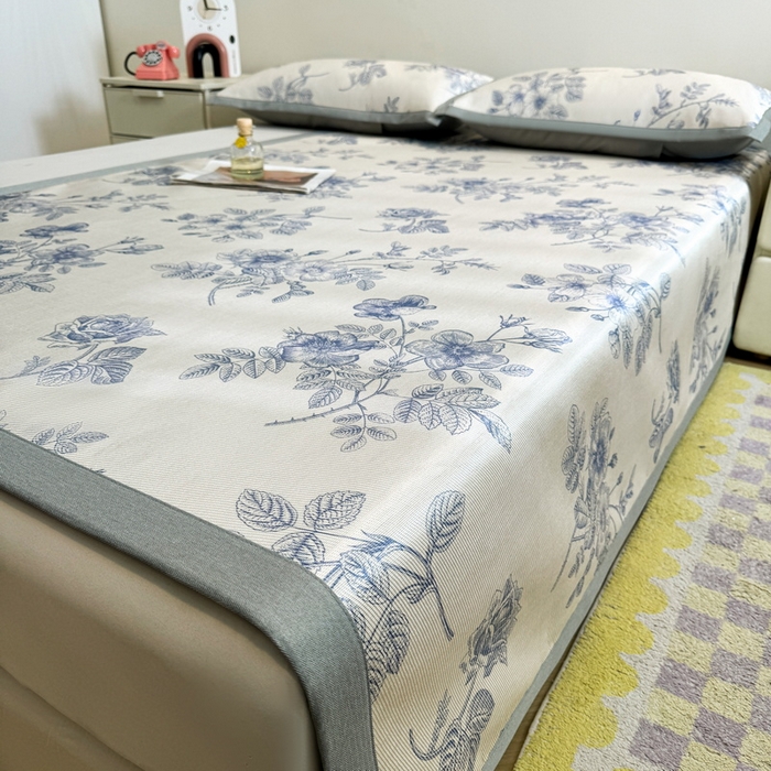 91家纺网 家纺一手货源 找家纺 （总）LIFE.丽芙 2025春夏季新品数码印花冰藤凉席平铺冰丝凉席印花小清新绑带款三件套（风格二）