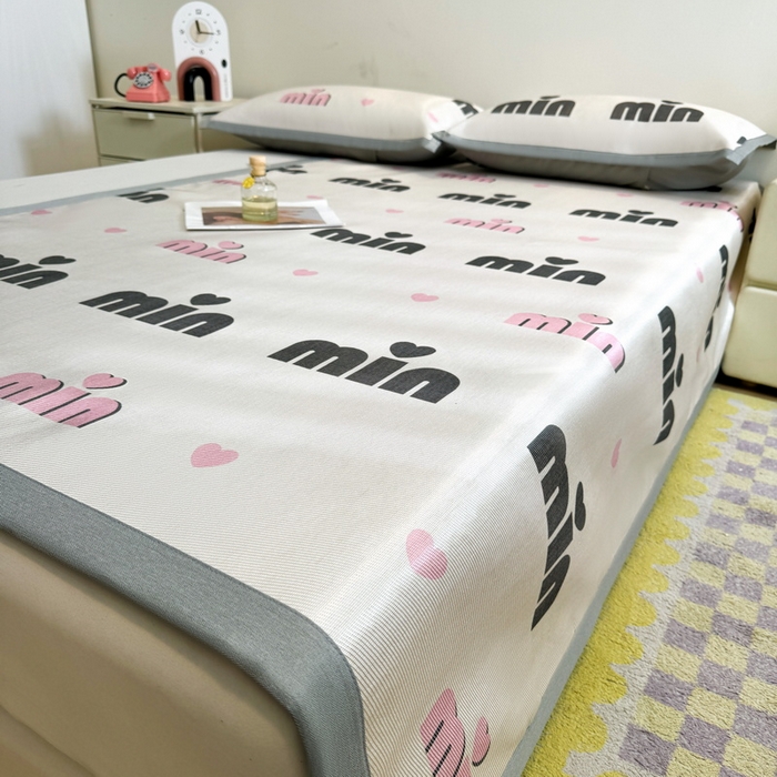 91家纺网 家纺一手货源 找家纺 LIFE.丽芙 2025春夏季新品数码印花冰藤凉席平铺冰丝凉席印花小清新绑带款三件套（风格二） 甜心粉