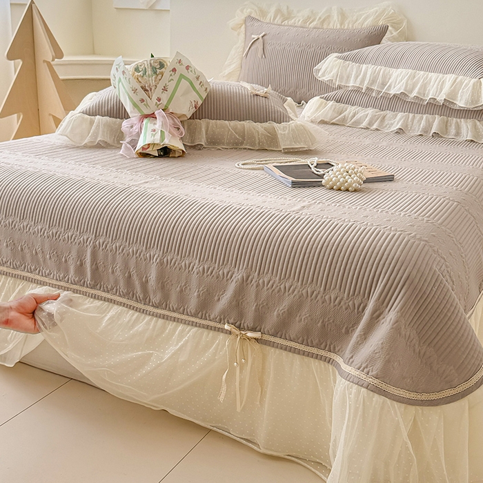 蓝邻家纺 2025春夏新款PE提花海岛皱花边织带款凉席系列-场景二 羽希-米灰