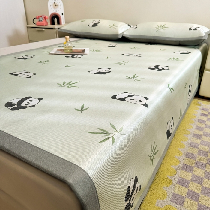 91家纺网 家纺一手货源 找家纺 LIFE.丽芙 2025春夏季新品数码印花冰藤凉席平铺冰丝凉席印花小清新绑带款三件套（风格二） 小熊猫