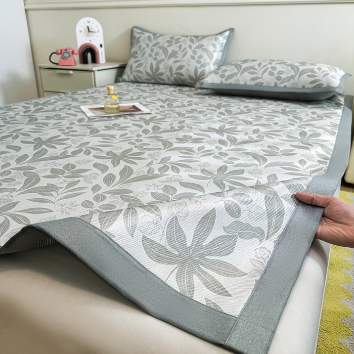 91家纺网 家纺一手货源 找家纺 LIFE.丽芙 2025春夏季新品数码印花冰藤凉席平铺冰丝凉席印花小清新绑带款三件套（风格二） 绿茵