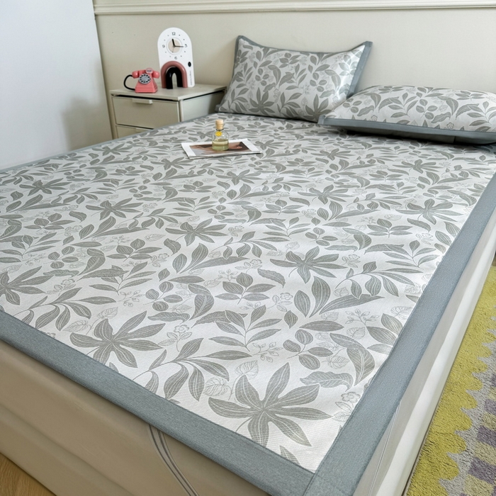 91家纺网 家纺一手货源 找家纺 LIFE.丽芙 2025春夏季新品数码印花冰藤凉席平铺冰丝凉席印花小清新绑带款三件套（风格二） 绿茵