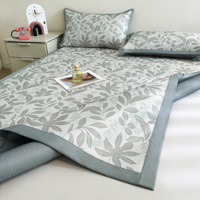 91家纺网 家纺一手货源 找家纺 LIFE.丽芙 2025春夏季新品数码印花冰藤凉席平铺冰丝凉席印花小清新绑带款三件套（风格二） 绿茵