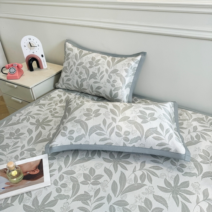 91家纺网 家纺一手货源 找家纺 LIFE.丽芙 2025春夏季新品数码印花冰藤凉席平铺冰丝凉席印花小清新绑带款三件套（风格二） 绿茵