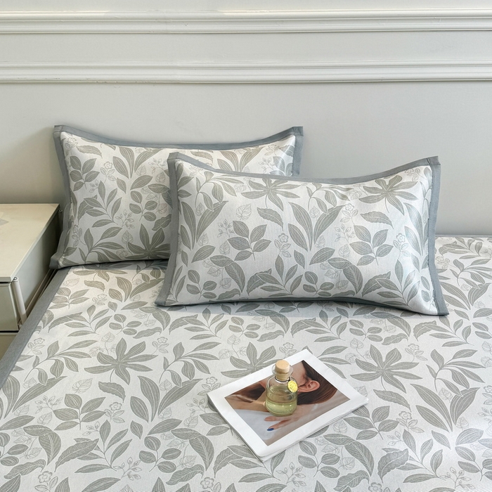 91家纺网 家纺一手货源 找家纺 LIFE.丽芙 2025春夏季新品数码印花冰藤凉席平铺冰丝凉席印花小清新绑带款三件套（风格二） 绿茵