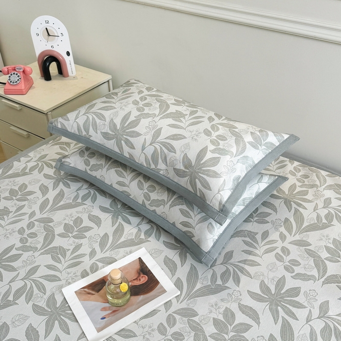 91家纺网 家纺一手货源 找家纺 LIFE.丽芙 2025春夏季新品数码印花冰藤凉席平铺冰丝凉席印花小清新绑带款三件套（风格二） 绿茵