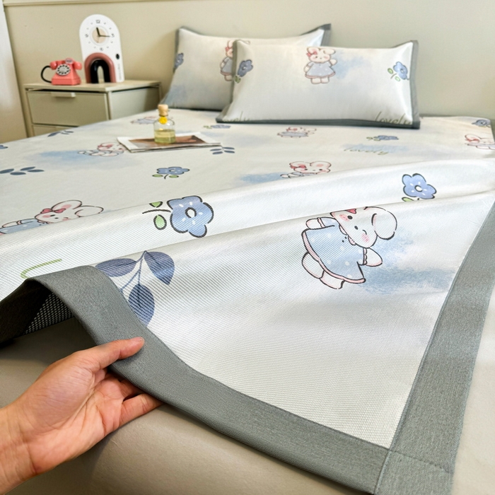 91家纺网 家纺一手货源 找家纺 LIFE.丽芙 2025春夏季新品数码印花冰藤凉席平铺冰丝凉席印花小清新绑带款三件套（风格二） 安妮兔