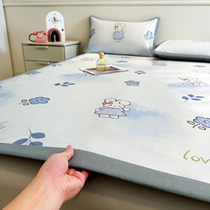 91家纺网 家纺一手货源 找家纺 LIFE.丽芙 2025春夏季新品数码印花冰藤凉席平铺冰丝凉席印花小清新绑带款三件套（风格二） 安妮兔