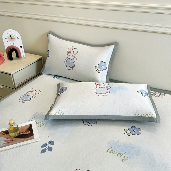 91家纺网 家纺一手货源 找家纺 LIFE.丽芙 2025春夏季新品数码印花冰藤凉席平铺冰丝凉席印花小清新绑带款三件套（风格二） 安妮兔