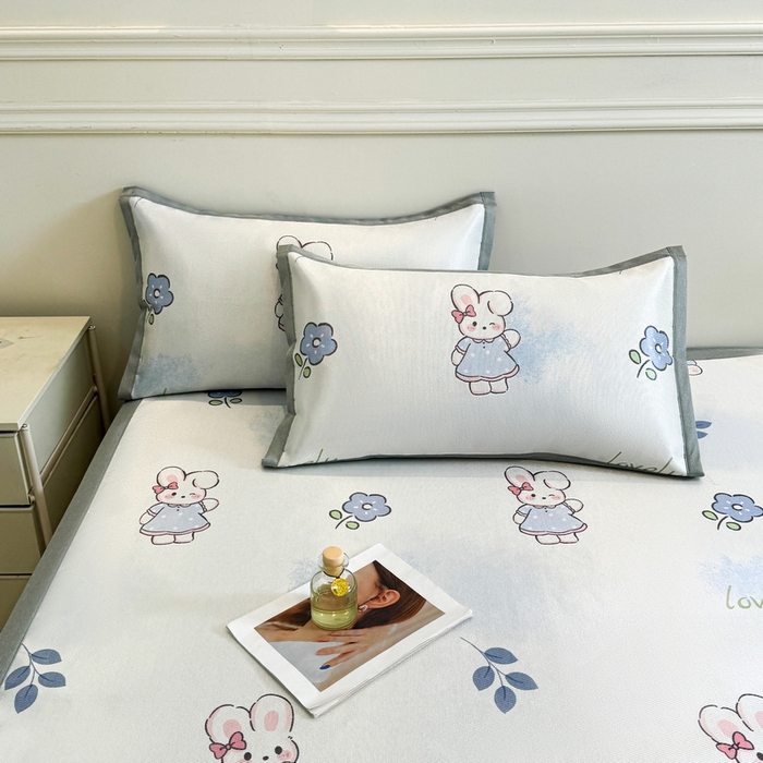 91家纺网 家纺一手货源 找家纺 LIFE.丽芙 2025春夏季新品数码印花冰藤凉席平铺冰丝凉席印花小清新绑带款三件套（风格二） 安妮兔