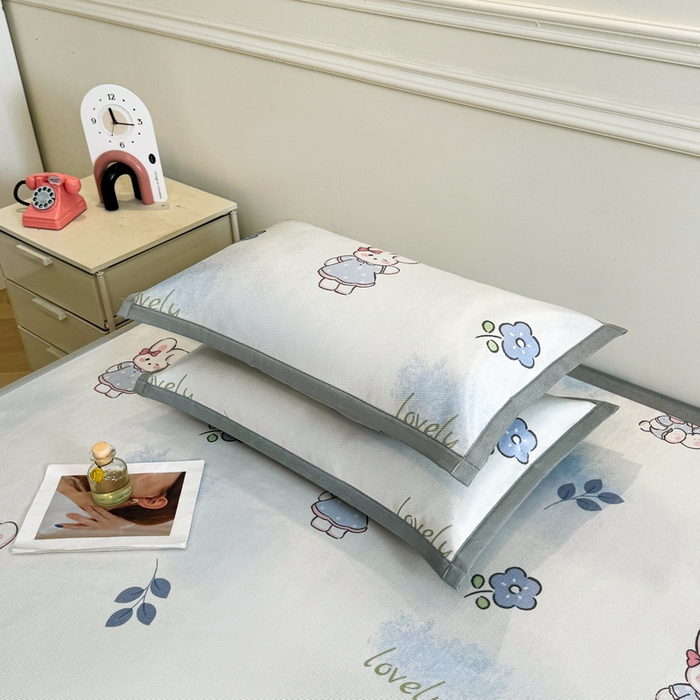 91家纺网 家纺一手货源 找家纺 LIFE.丽芙 2025春夏季新品数码印花冰藤凉席平铺冰丝凉席印花小清新绑带款三件套（风格二） 安妮兔