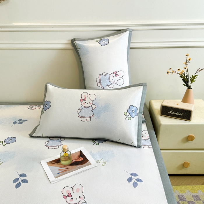 91家纺网 家纺一手货源 找家纺 LIFE.丽芙 2025春夏季新品数码印花冰藤凉席平铺冰丝凉席印花小清新绑带款三件套（风格二） 安妮兔