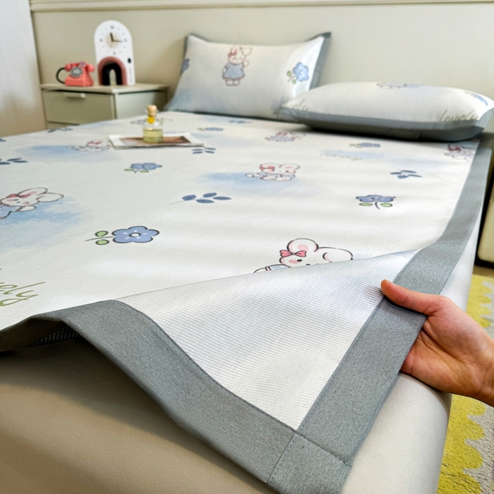 91家纺网 家纺一手货源 找家纺 LIFE.丽芙 2025春夏季新品数码印花冰藤凉席平铺冰丝凉席印花小清新绑带款三件套（风格二） 安妮兔