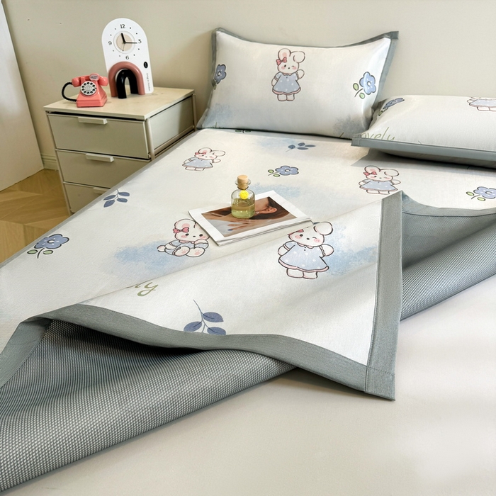 91家纺网 家纺一手货源 找家纺 LIFE.丽芙 2025春夏季新品数码印花冰藤凉席平铺冰丝凉席印花小清新绑带款三件套（风格二） 安妮兔