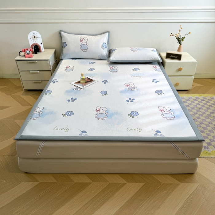 91家纺网 家纺一手货源 找家纺 LIFE.丽芙 2025春夏季新品数码印花冰藤凉席平铺冰丝凉席印花小清新绑带款三件套（风格二） 安妮兔