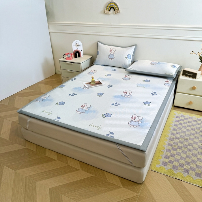 91家纺网 家纺一手货源 找家纺 LIFE.丽芙 2025春夏季新品数码印花冰藤凉席平铺冰丝凉席印花小清新绑带款三件套（风格二） 安妮兔