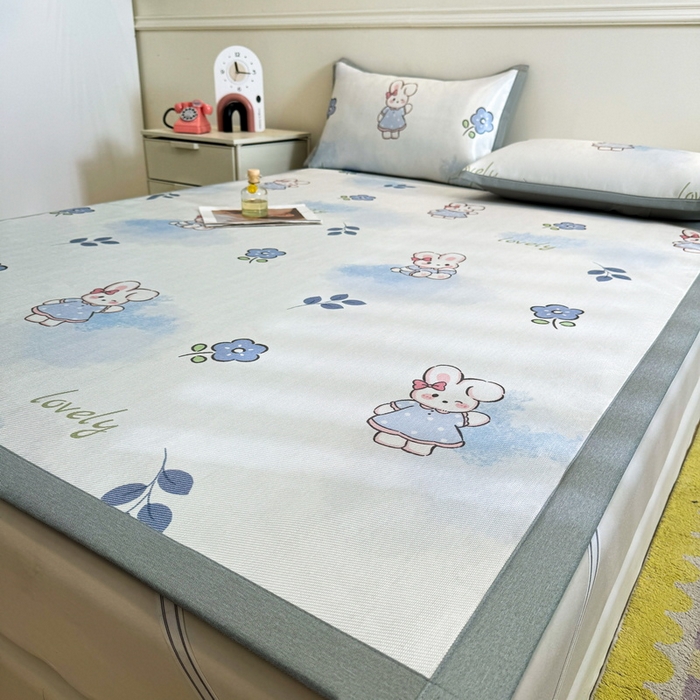 91家纺网 家纺一手货源 找家纺 LIFE.丽芙 2025春夏季新品数码印花冰藤凉席平铺冰丝凉席印花小清新绑带款三件套（风格二） 安妮兔