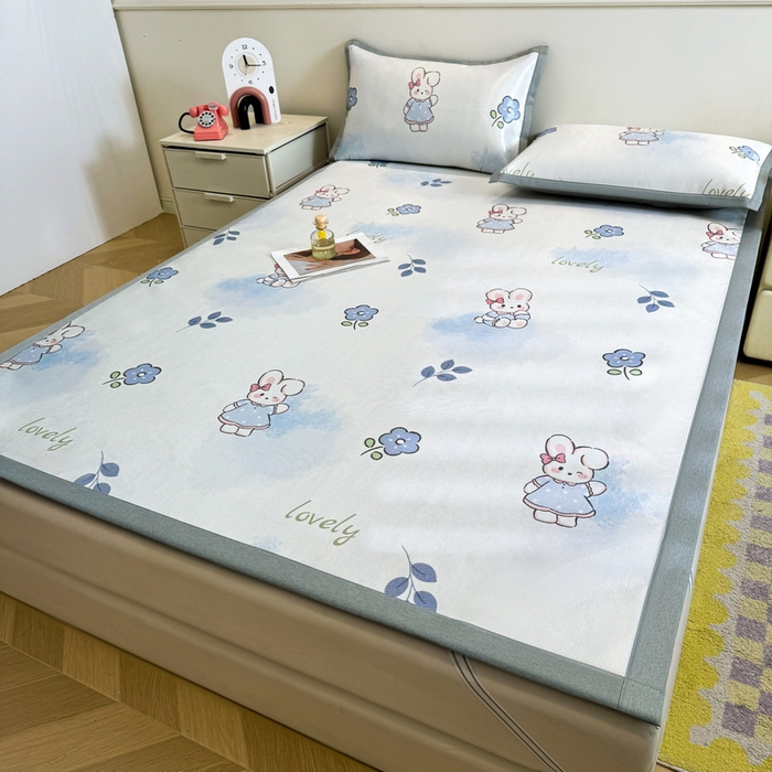 91家纺网 家纺一手货源 找家纺 LIFE.丽芙 2025春夏季新品数码印花冰藤凉席平铺冰丝凉席印花小清新绑带款三件套（风格二） 安妮兔