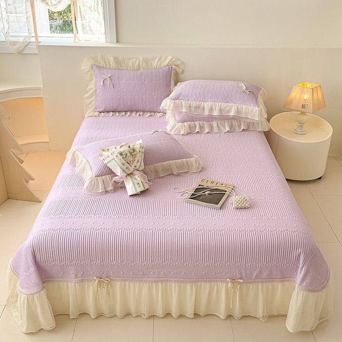 91家纺网 家纺一手货源 找家纺 蓝邻家纺 2025春夏新款PE提花海岛皱花边织带款凉席系列-场景二 羽希-浅紫