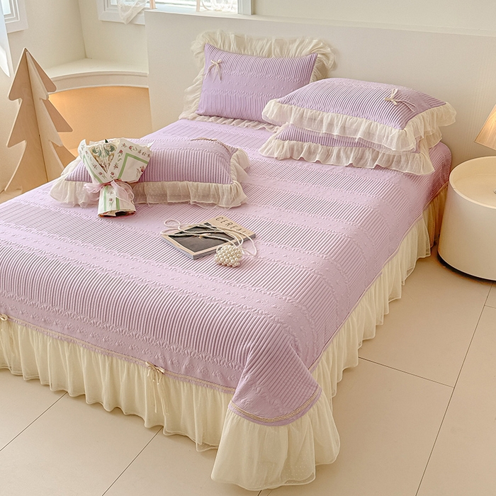 91家纺网 家纺一手货源 找家纺 蓝邻家纺 2025春夏新款PE提花海岛皱花边织带款凉席系列-场景二 羽希-浅紫