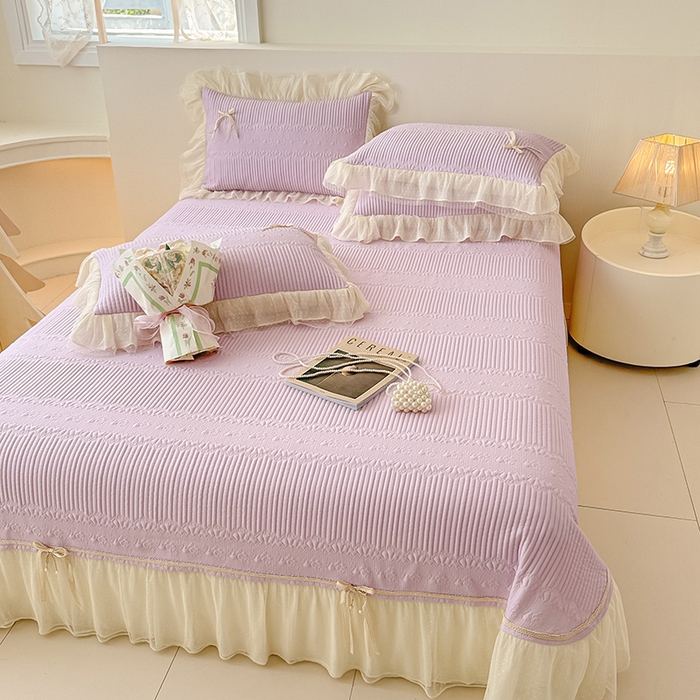 91家纺网 家纺一手货源 找家纺 蓝邻家纺 2025春夏新款PE提花海岛皱花边织带款凉席系列-场景二 羽希-浅紫