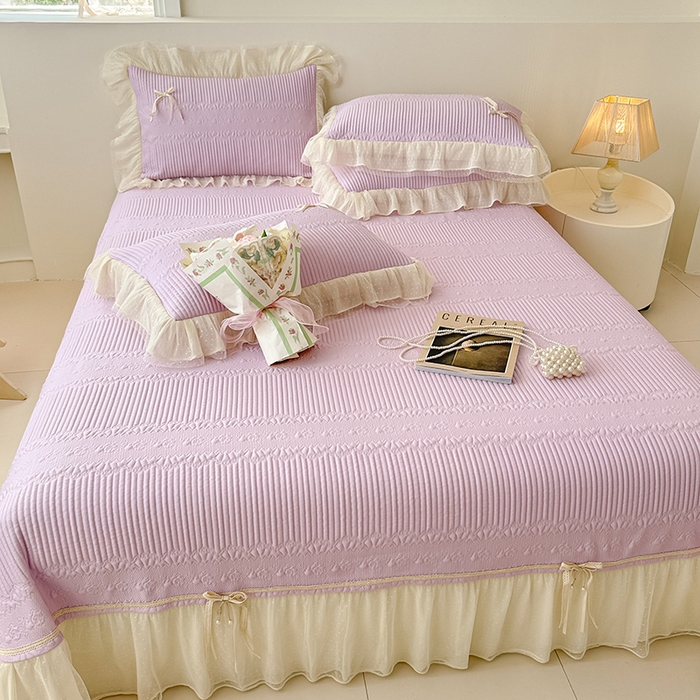 91家纺网 家纺一手货源 找家纺 蓝邻家纺 2025春夏新款PE提花海岛皱花边织带款凉席系列-场景二 羽希-浅紫