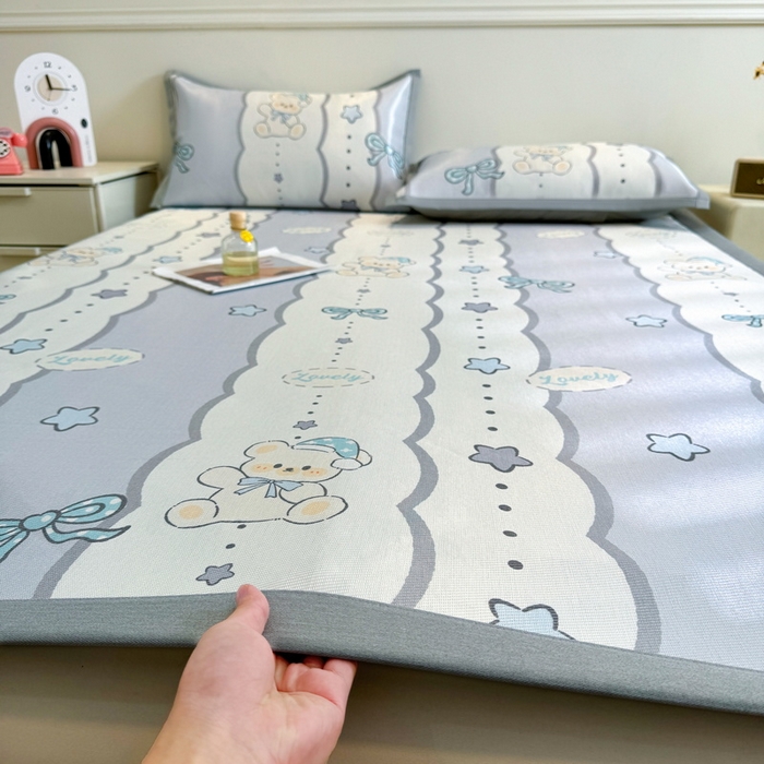 91家纺网 家纺一手货源 找家纺 LIFE.丽芙 2025春夏季新品数码印花冰藤凉席平铺冰丝凉席印花小清新绑带款三件套（风格二） 甜梦小熊