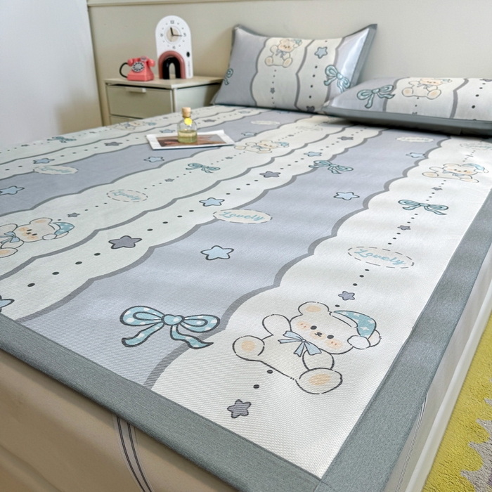 91家纺网 家纺一手货源 找家纺 LIFE.丽芙 2025春夏季新品数码印花冰藤凉席平铺冰丝凉席印花小清新绑带款三件套（风格二） 甜梦小熊