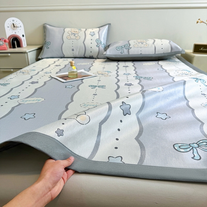 91家纺网 家纺一手货源 找家纺 LIFE.丽芙 2025春夏季新品数码印花冰藤凉席平铺冰丝凉席印花小清新绑带款三件套（风格二） 甜梦小熊