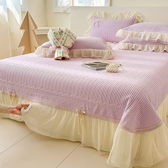 91家纺网 家纺一手货源 找家纺 蓝邻家纺 2025春夏新款PE提花海岛皱花边织带款凉席系列-场景二 羽希-浅紫