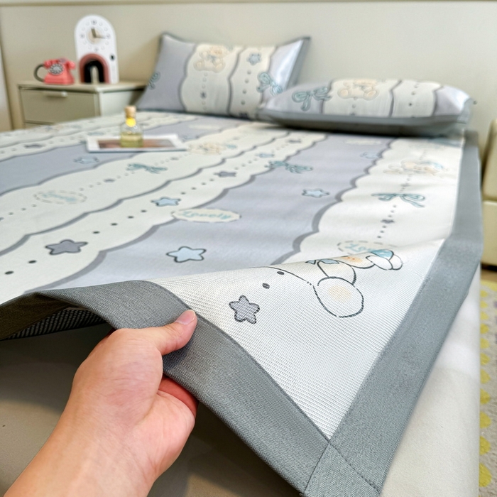 91家纺网 家纺一手货源 找家纺 LIFE.丽芙 2025春夏季新品数码印花冰藤凉席平铺冰丝凉席印花小清新绑带款三件套（风格二） 甜梦小熊