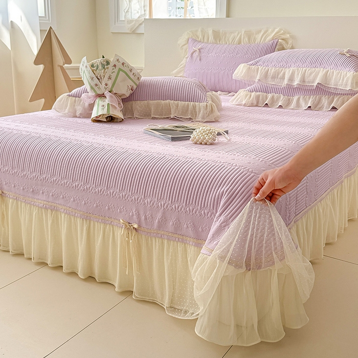 91家纺网 家纺一手货源 找家纺 蓝邻家纺 2025春夏新款PE提花海岛皱花边织带款凉席系列-场景二 羽希-浅紫