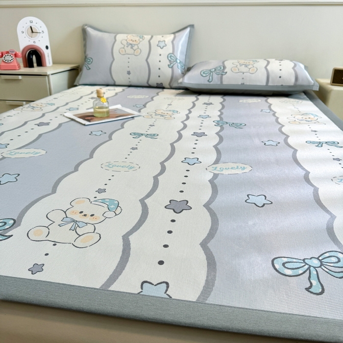 91家纺网 家纺一手货源 找家纺 LIFE.丽芙 2025春夏季新品数码印花冰藤凉席平铺冰丝凉席印花小清新绑带款三件套（风格二） 甜梦小熊