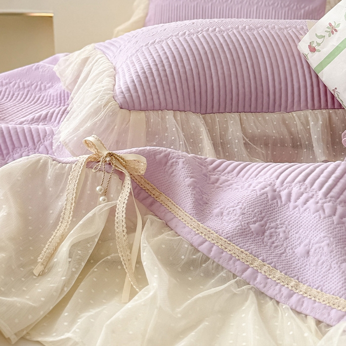 91家纺网 家纺一手货源 找家纺 蓝邻家纺 2025春夏新款PE提花海岛皱花边织带款凉席系列-场景二 羽希-浅紫