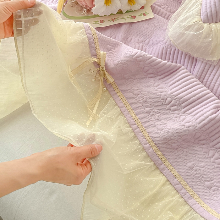 91家纺网 家纺一手货源 找家纺 蓝邻家纺 2025春夏新款PE提花海岛皱花边织带款凉席系列-场景二 羽希-浅紫